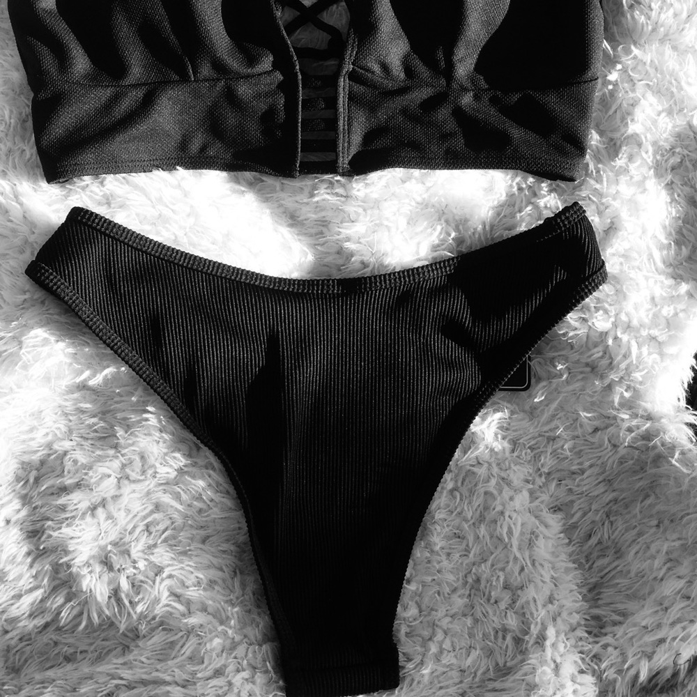 Bathing suits - Picture 2 of 8